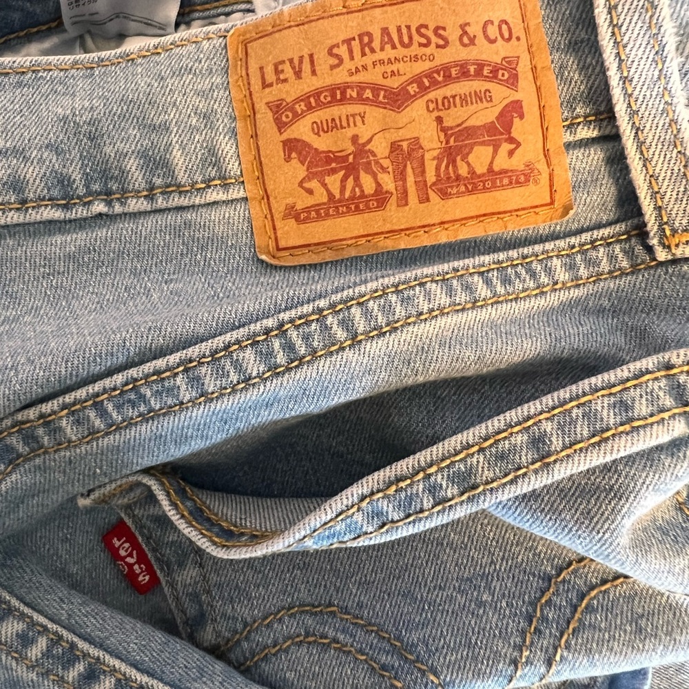 Levi's wedgie skinny jeans size 28. - Picture 6 of 7